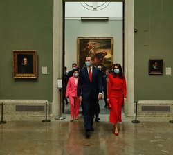 Sus Majestades los Reyes acceden a la sala 12 del Museo del Prado
